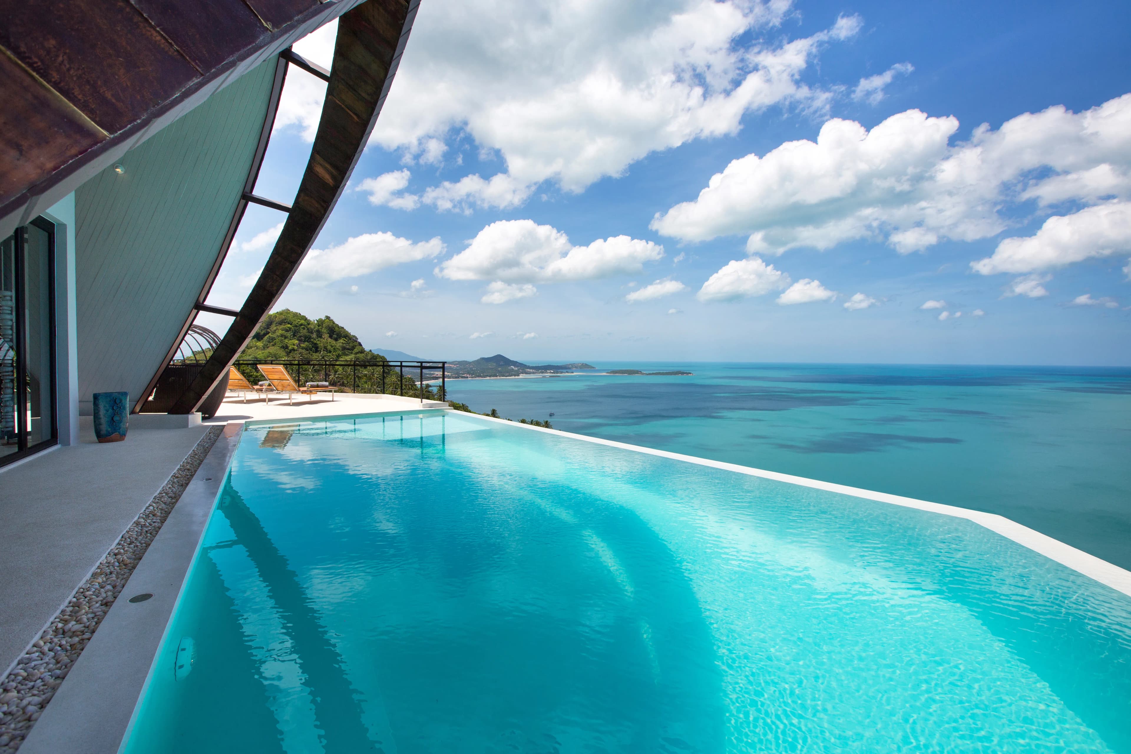 Amazing views together with the unique design makes Moon Shadow an unforgettable experience