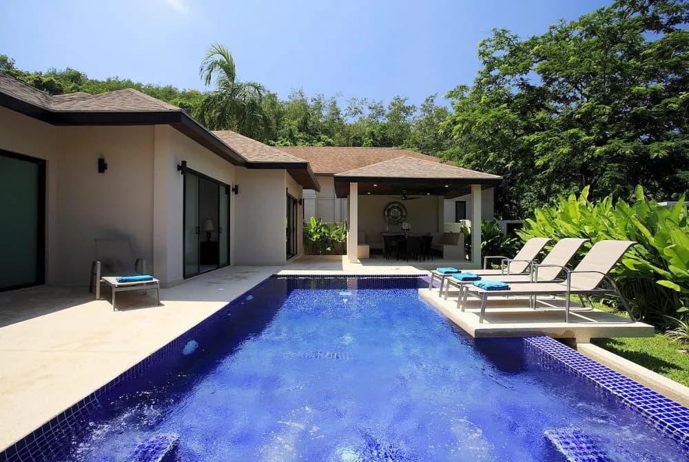 8 x 4 metre swimming pool with integral jacuzzi and surrounding sundeck