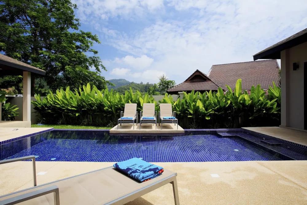 rivate swimming pool (8m x 4m) with integral jacuzzi and plenty of sunbathing area