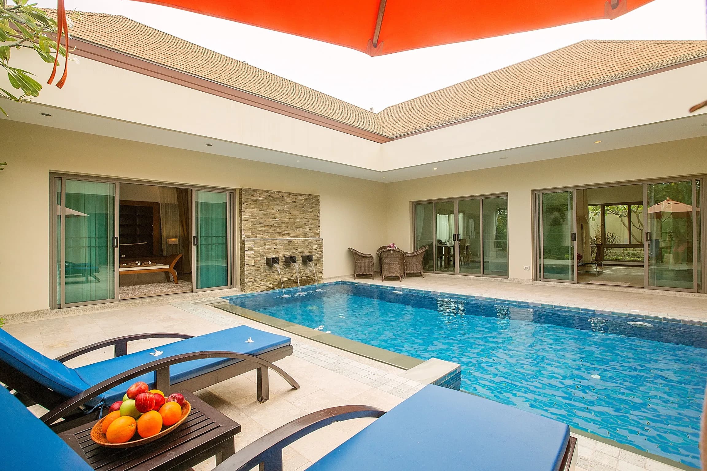 Villa Bond photo 3 of 17