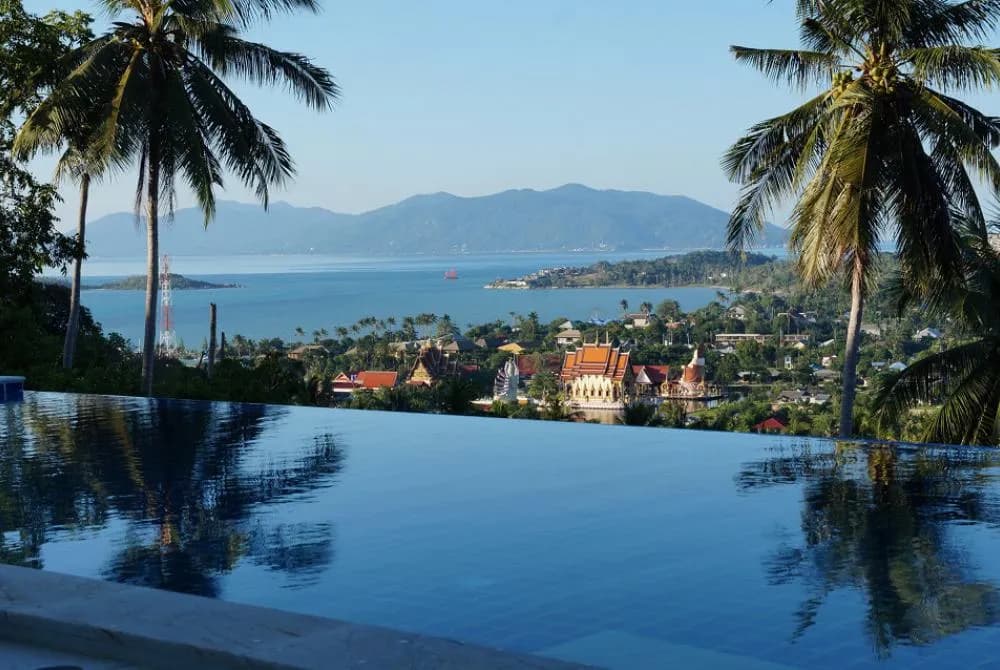 Sea view and temple view from the infinity pool