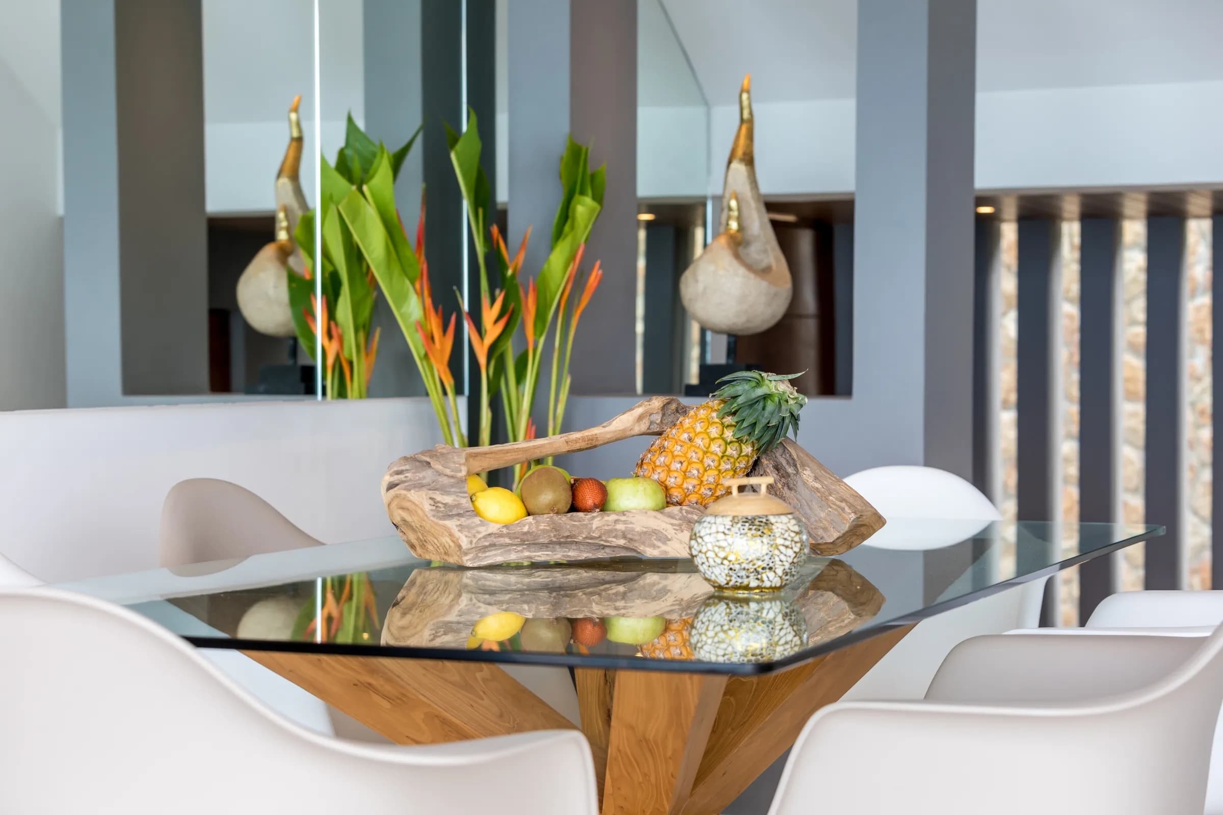 Villa Hanuman - A generously dining table set for 6 guests