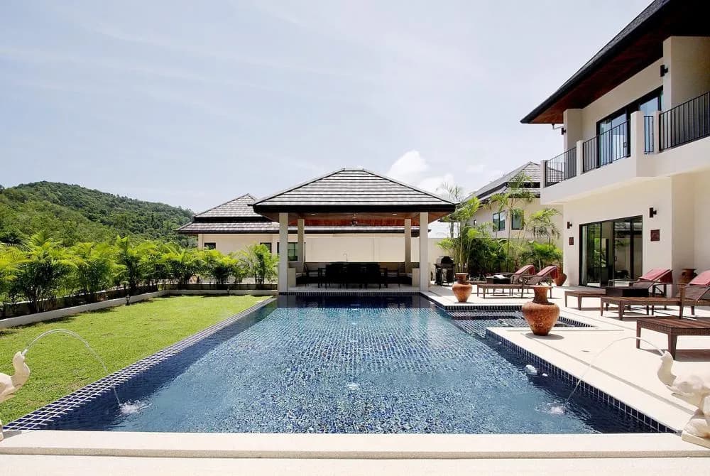 Spacious villa with large swimming pool and usable garden